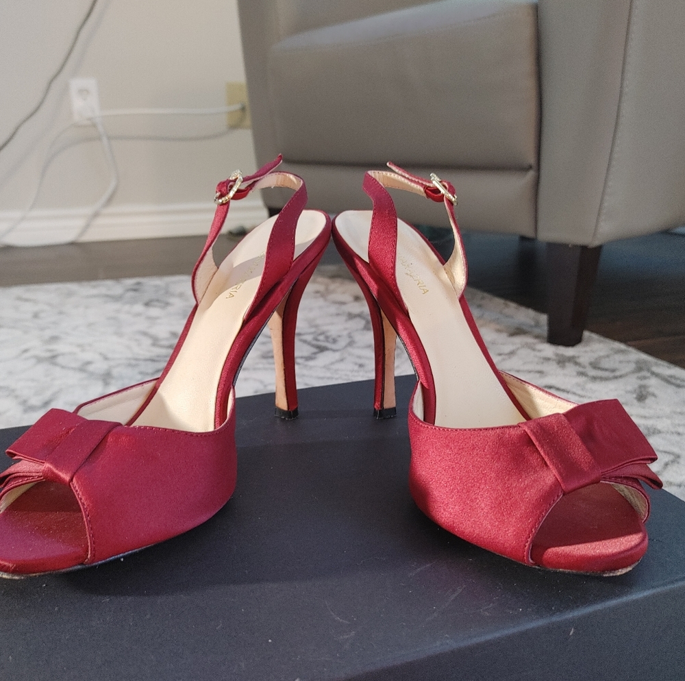 BCBG MAXAZRIA Red Satin Heel sz 8